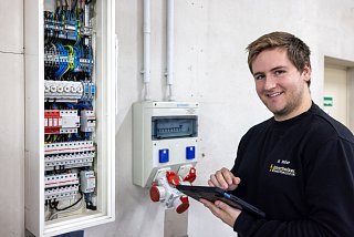 Mitarbeiter der Hinterholzer Elektrotechnik GmbH an einem Schaltschrank